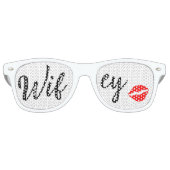 CUTE! 😎  Wifey Sunglasses – Fun Kiss Lips Lens  Retro Zonnebril (Voorkant)