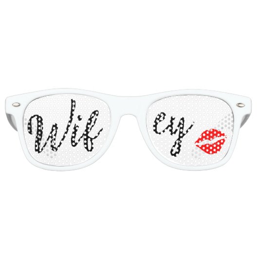 CUTE! 😎  Wifey Sunglasses – Fun Kiss Lips Lens  Retro Zonnebril (Voorkant)