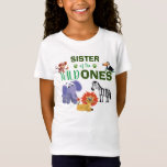 Cute Wild One Birthday Oerwoud Safari Twins Sister T-shirt<br><div class="desc">Zuster van de wilde. Draai je tweeling om? Dit Wild One-ontwerp is perfect voor hun eerste verjaardag om hun zus haar opwinding voor haar broers en zussen te laten shows. Het thema safari van het oerwoud kenmerkt een cartoon geïllustreerd aap,  luiaard,  olifant,  leeuw,  en giraf!</div>