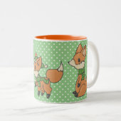 Cute Winter Foxes on Green Polka Dot Tweekleurige Koffiemok (Voorkant rechts)