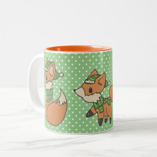Cute Winter Foxes on Green Polka Dot Tweekleurige Koffiemok (Voorkant links)