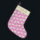 Cute Winter Ice Schaatsen Pattern Pink Personalize Kleine Kerstsok<br><div class="desc">Persoonlijke naam Cute Winter Ice Schaatsen Pattern in Playful Roze kerststop</div>