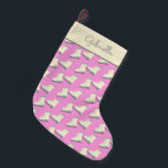 Cute Winter Ice Schaatsen Pattern Pink Personalize Kleine Kerstsok<br><div class="desc">Persoonlijke naam Cute Winter Ice Schaatsen Pattern in Playful Roze kerststop</div>