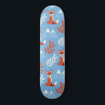 Cute Winter Oranje Fox Mountains Leaf Pattern Persoonlijk Skateboard<br><div class="desc">Dit schattige en moderne patroon is perfect voor het dierenvriend. Het bevat handgetekende, verbrande oranje, witte, crème en baksteenrode illustraties van een schattige vos-, bladeren- en sneeuwwinterbergpatroon boven op een blauw hemeloppervlak. Het is uniek, trendy, speels en leuk! ***BELANGRIJKE NOTA VAN HET ONTWERP: Voor om het even welk verzoek van...</div>