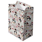 Cute Winter Penguin Hearts Pattern Medium Cadeauzakje (Voorkant Gekanteld)