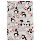 Cute Winter Penguin Hearts Pattern Medium Cadeauzakje (Achterkant)