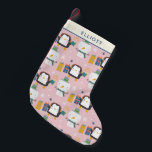 Cute Winter Penguins en Snowman Pink op persoonlij Kleine Kerstsok<br><div class="desc">Het winterpatroon van de vun kawaii-stijl met schattige pinguïns en sneeuwpoppen in roze,  gepersonaliseerd met jouw naam.</div>