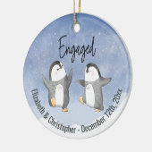 Cute Winter Penguins Monogrammed Engaged Keramisch Ornament (Links)