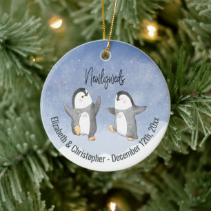 Cute Winter Penguins Monogrammed Passen getrouwd Keramisch Ornament
