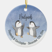 Cute Winter Penguins Monogrammed Passen getrouwd Keramisch Ornament (Voorkant)