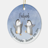Cute Winter Penguins Monogrammed Passen getrouwd Keramisch Ornament (Links)