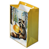 Cute Winter Raccoon with Gold Ornament Christmas Medium Cadeauzakje (Voorkant Gekanteld)