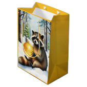 Cute Winter Raccoon with Gold Ornament Christmas Medium Cadeauzakje (Achterkant Gekanteld)