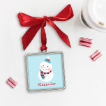 Cute Winter Snowman Blue Custom Voornaam Metalen Ornament<br><div class="desc">Kute gepersonaliseerde wintersneeuwpoppen in rode,  witte en blauwe kleuren. De douanetekst van eigenschappen voor een voornaam. De lichtblauwe achtergrond kan worden gewijzigd.</div>