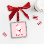 Cute Winter Snowman roze Rode Naam Metalen Ornament<br><div class="desc">Kute gepersonaliseerde wintersneeuwpop of snowlady keepomwille ornament ontworpen in rode,  witte en roze kleuren. De douanetekst van eigenschappen voor een voornaam. De lichtroze achtergrond kan worden gewijzigd.</div>