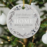 Cute Winter Wreate 1e Kerstmis Nieuwe startfoto Keramisch Ornament<br><div class="desc">Moderne superstevige eerste Kerstmis in uw New Home keepomwille ornament,  met een botanische festive waterverf die op een chic grijs rustic achtergrond,  een typografische combinatie van kalligrafiescript en serif doopvonten en een foto van uw keus op de achterzijde wordt geschetst.</div>