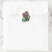 Cute Witch Cat Brewing Potion – Kawaii Halloween Vierkante Sticker (Tas)