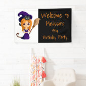 Cute Witch in het Paarse Pet Halloween Birthday Spandoek (Insitu)