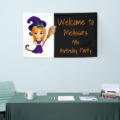 Cute Witch in het Paarse Pet Halloween Birthday Spandoek (Beurs)