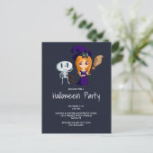 Cute Witch in het Paarse Pet Halloween Party Uitnodiging Briefkaart (Staand voorkant)