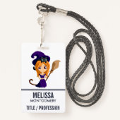 Cute Witch in Paars Pet Halloween Badge (Achterkant met draagriem)