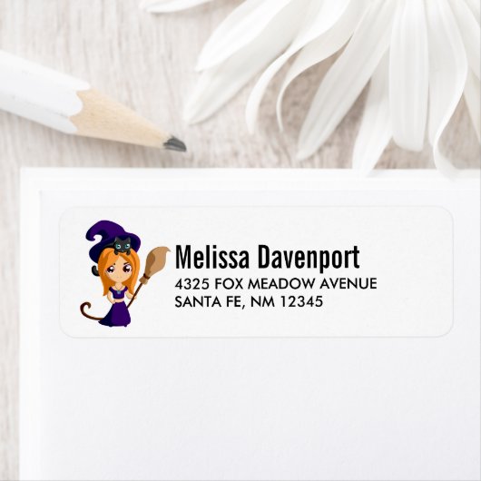 Cute Witch in Paars Pet Halloween Etiket (Insitu)