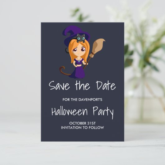 Cute Witch in Paarse Pet Halloween Save the Date (Staand voorkant)