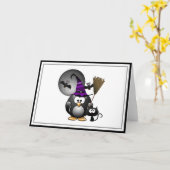 Cute Witchy Penguin met Halloween Scene Kaart (Gele Bloem)