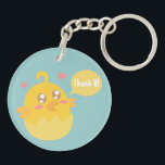Cute Yellow Baby Chick in eierschil Sleutelhanger<br><div class="desc">Schattige cartoon van een geel baby met mousserende ogen in een eierschaal. De achtergrond kan in uw kleur van keus worden veranderd gebruikend de achtergrondoptie. De jonge vogel heeft er twee harten omheen en een spraakbel die je kunt aanpassen aan je eigen woord. Bijvoorbeeld, je kunt "Da Da!" of "Ma!"...</div>
