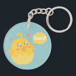 Cute Yellow Baby Chick in eierschil Sleutelhanger<br><div class="desc">Schattige cartoon van een geel baby met mousserende ogen in een eierschaal. De achtergrond kan in uw kleur van keus worden veranderd gebruikend de achtergrondoptie. De jonge vogel heeft er twee harten omheen en een spraakbel die je kunt aanpassen aan je eigen woord. Bijvoorbeeld, je kunt "Da Da!" of "Ma!"...</div>