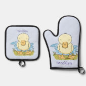 Cute yellow baby ducking cartoon illustratie ovenwant & pannenlap set (Voorkant)