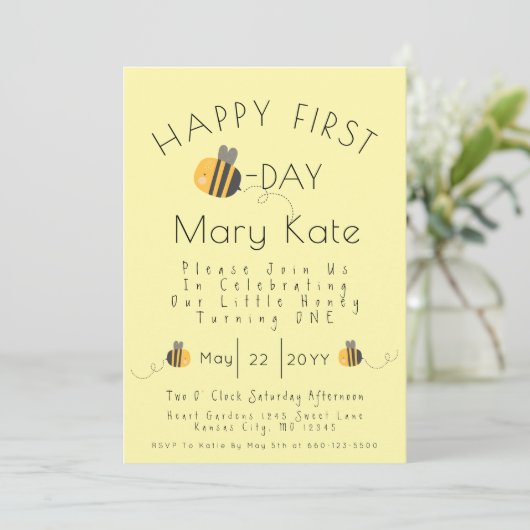 Cute Yellow Customized Honey Bee First Birthday  Kaart (Staand voorkant)