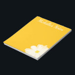 Cute yellow daisy flower personalized name floral notitieblok<br><div class="desc">Cute yellow daisy flower personalized name floral note pads for home, school, wedding or office. Classy school and office supplies with personalized name or monogram. Personalizable blank writing paper notepads. Unique gift idea for teachers, co-worker, employee, boss, women, girls etc.</div>