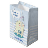 Cute Yellow Dino met Happy Stars Birthday-gunst Medium Cadeauzakje (Voorkant Gekanteld)