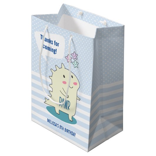 Cute Yellow Dino met Happy Stars Birthday-gunst Medium Cadeauzakje (Voorkant Gekanteld)