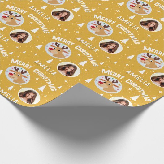 Cute Yellow Reindeer Kid`s Name Photo Christmas Cadeaupapier (Hoek)