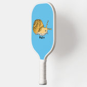 Cute yellow slak cartoon illustratie pickleball paddle (Links)