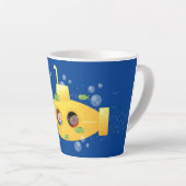 Cute yellow submarine fish cartoon illustration latte mok (Rechterhoek)