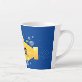 Cute yellow submarine fish cartoon illustration latte mok (Rechts)