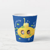Cute yellow submarine fish cartoon illustration latte mok (Voorkant)