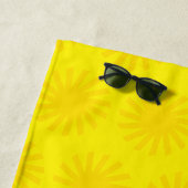 Cute yellow sun patroon modern, leuk, helder strandlaken (In situ)