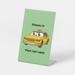 Cute yellow taxiplezier cartoon illustratie reclamebord met voetstuk