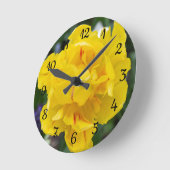 Cute yellow tulips in de tuin ronde klok (Hoek)