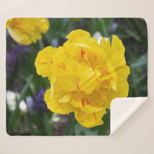 Cute yellow tulips in de tuin sherpa deken