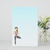Cute Yoga Girl doet de illustratie van de boompjes Briefpapier (Staand voorkant)