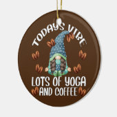 Cute Yoga Gnome Girl heeft vandaag veel yoga en Keramisch Ornament (Links)