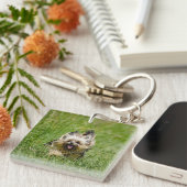 Cute Yorkshire Terrier die door Grass loopt Sleutelhanger (Voorkant Rechts)