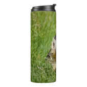 Cute Yorkshire Terrier die door Grass loopt Thermosbeker (Gedraaid links)