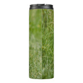 Cute Yorkshire Terrier die door Grass loopt Thermosbeker (Achterkant)