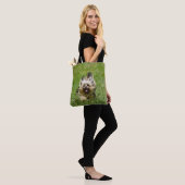 Cute Yorkshire Terrier die door Grass loopt Tote Bag (Op model)